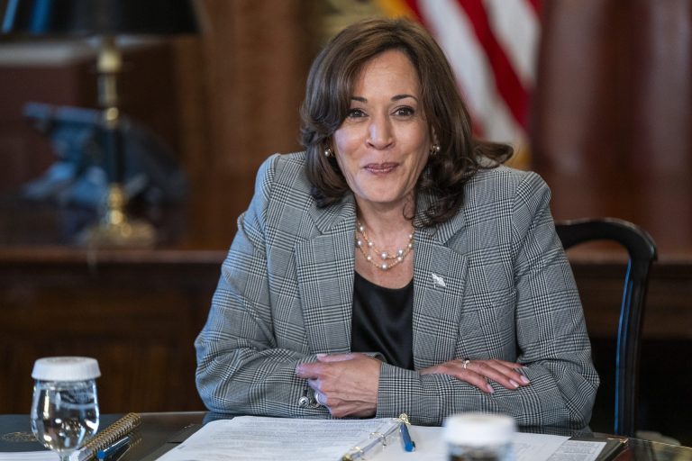 Asesor de Trump denuncia a Harris por tomar fondos de la campaña de Biden