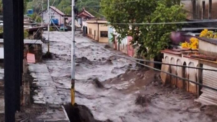 Huracán Beryl causa fuertes lluvias en Sucre: El río Manzanares se desbordó #2Jul