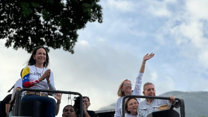 Edmundo González cierra campaña electoral en Las Mercedes acompañado por María Corina