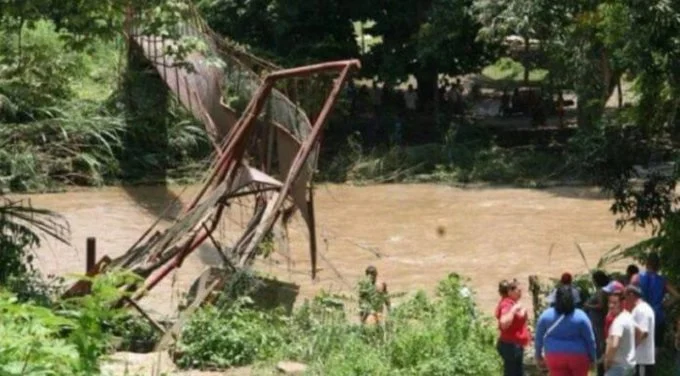 Cumanacoa | Puente Mochimita colapsó debido a las fuertes lluvias del 17 de julio