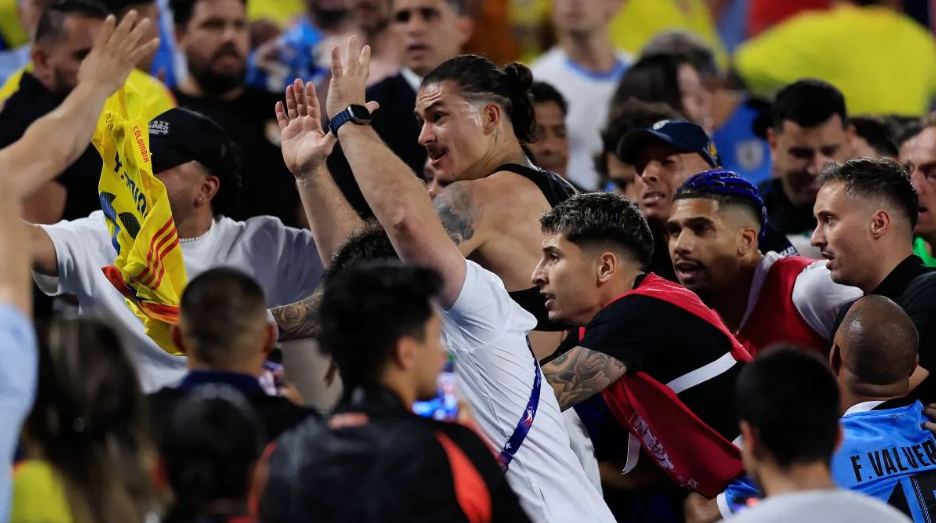 Ronald Araujo y Darwin Núñez se pelean con hinchas colombianos tras la eliminación de su equipo.