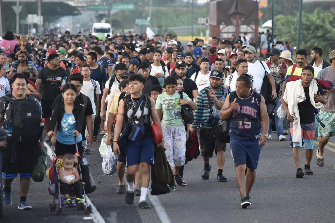 Cientos de migrantes salen del sur de México mientras Trump promete deportaciones si vuelve al poder