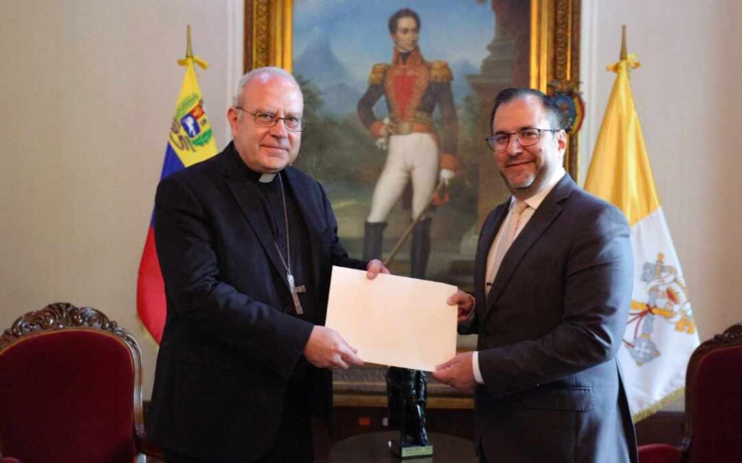 Canciller Yván Gil recibe al nuevo Nuncio Apostólico de Venezuela, el monseñor Alberto Ortega Martin