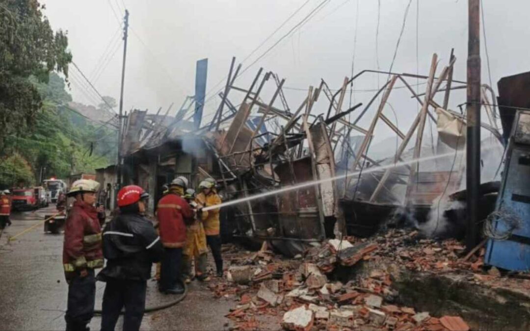 Incendio en Petare afectó a tres viviendas