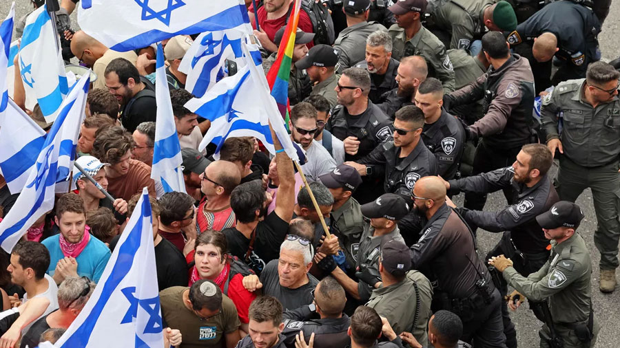 Manifestantes israelíes cortan autopistas y piden un alto al fuego para recuperar a los rehenes