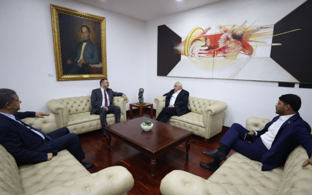 Canciller se reúne con los expresidentes Leonel Fernández y Ernesto Samper, quienes serán observadores
