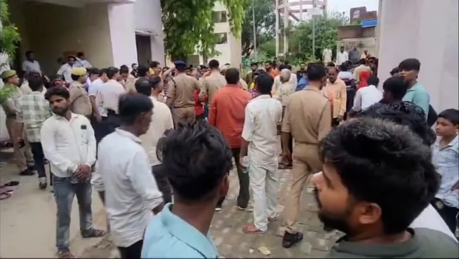 Al menos 116 personas murieron en un aplastamiento durante un evento religioso en India, dice la policía local