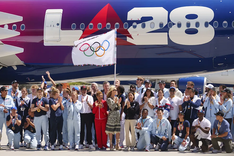 La bandera olímpica aterriza en Los Ángeles tras el ‘fake’ de Tom Cruise: cuenta atrás para los JJ.OO. de 2028