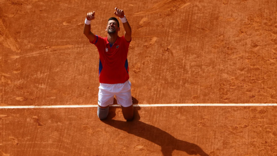 Novak Djokovic dice que la medalla de oro olímpica «supera todo» tras derrotar a Carlos Alcaraz en una emocionante final en París 2024