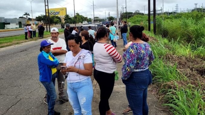 ¡Sin miedo, hijo!: madres lloran durante traslado a cárcel en Tocuyito de jóvenes detenidos en protestas postelectorales