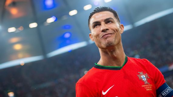 Cristiano Ronaldo se lanza como youtuber para acercarse a sus fans, rompió el récord del canal de YouTube en alcanzar el millón de suscriptores más rápido.