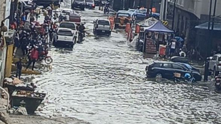 Fuertes lluvias en Caracas dejan calles anegadas y árboles caídos por el paso del ciclón tropical 5