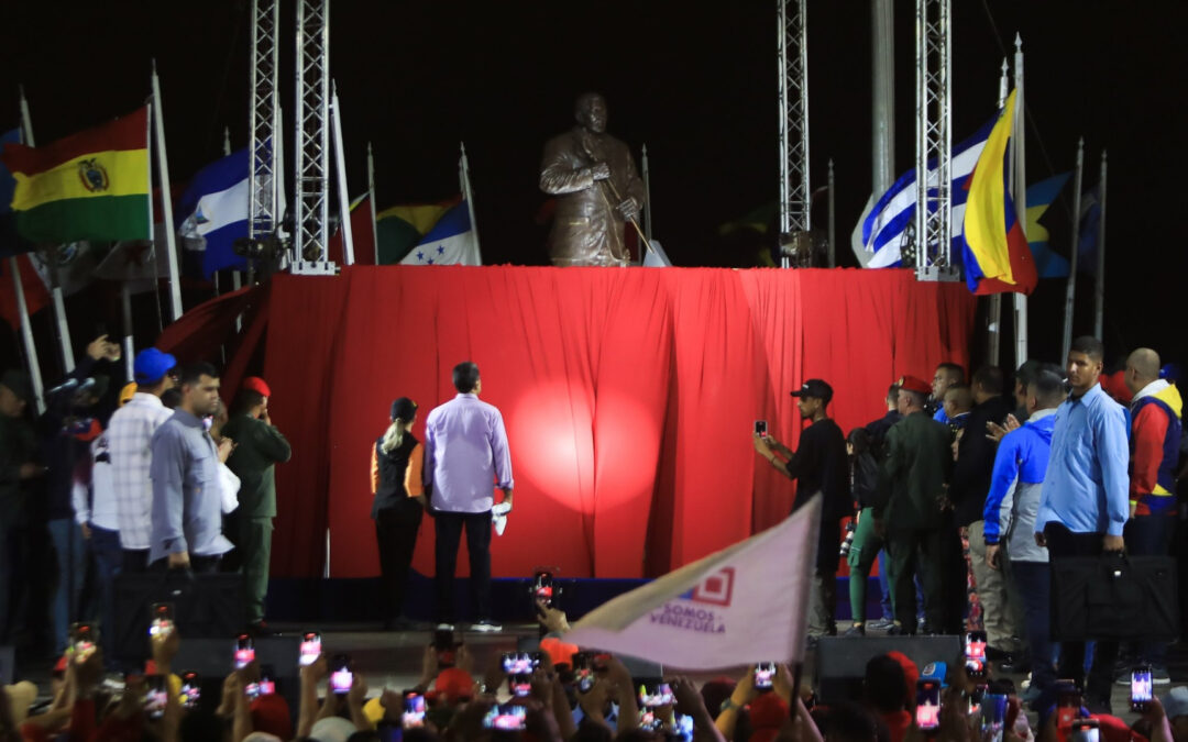 Presidente Maduro develó estatua de Hugo Chávez en La Guaira