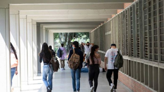 OBU: 6 de cada 10 estudiantes no cuentan con los laboratorios y bibliotecas especializados