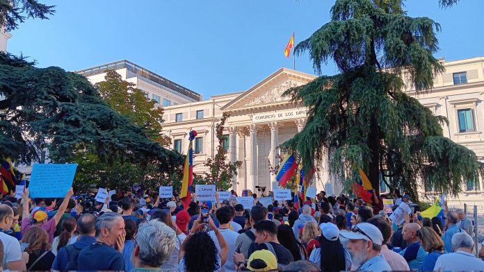 Venezolanos en Madrid se concentran frente al Congreso de los Diputados en apoyo a Edmundo González