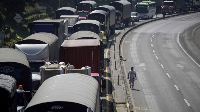 Colombia: transportistas de carga protestan por alza del diésel al no alcanzar acuerdo con gobierno