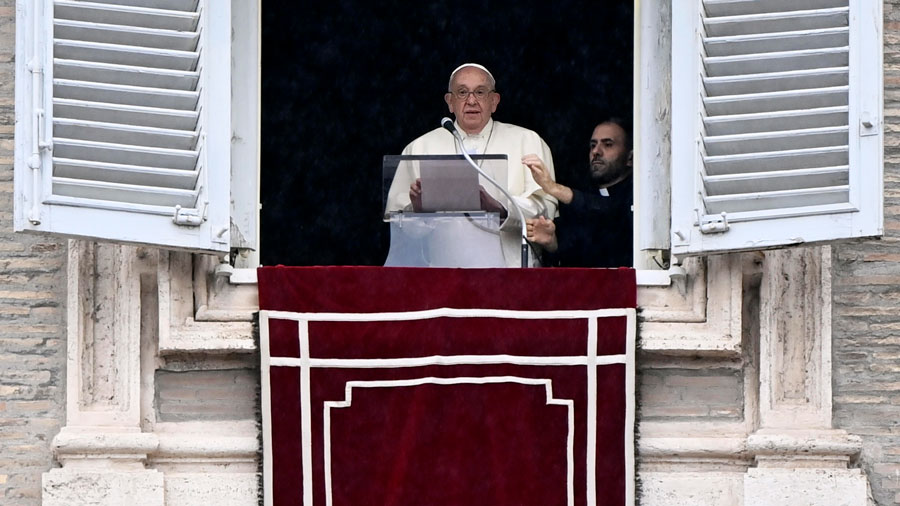 El papa reclama que «se oiga la voz de los pueblos que piden la paz»