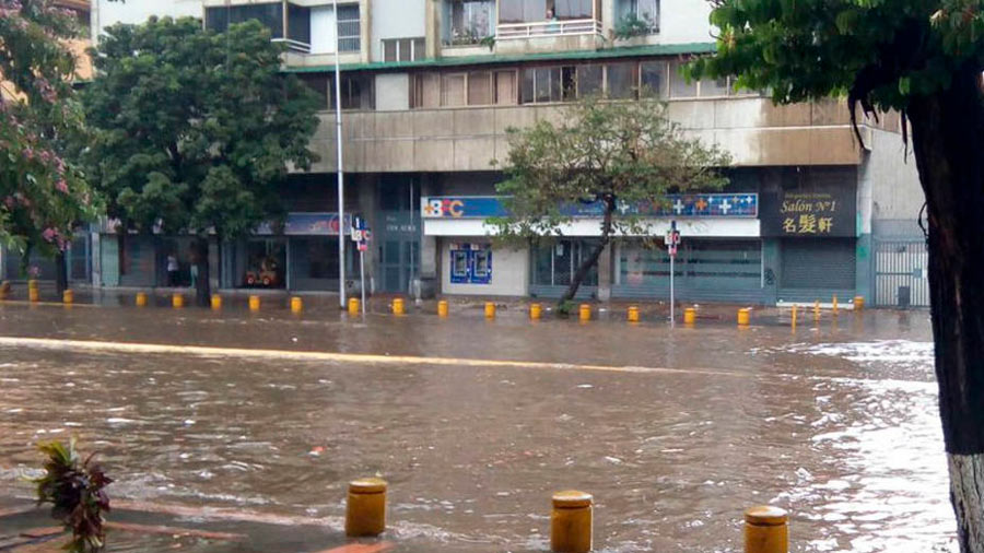 Se desbordan quebradas en Macarao por fuertes lluvias: Ciudadanos reportan daños en casas y vehículos