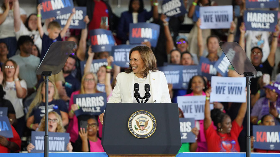 Kamala Harris recorrerá estados clave tras el debate presidencial y apela al voto latino