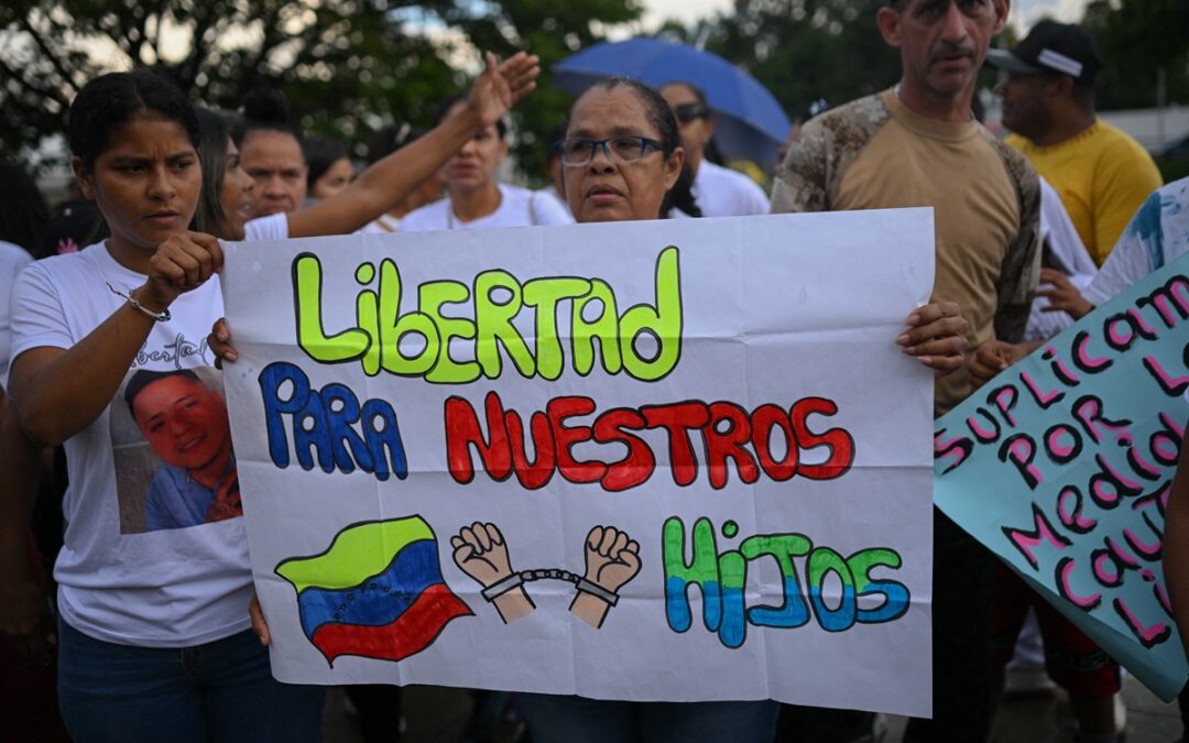 Familiares de manifestantes detenidos exigen su libertad frente a prisión: «No son matones, ni terroristas»