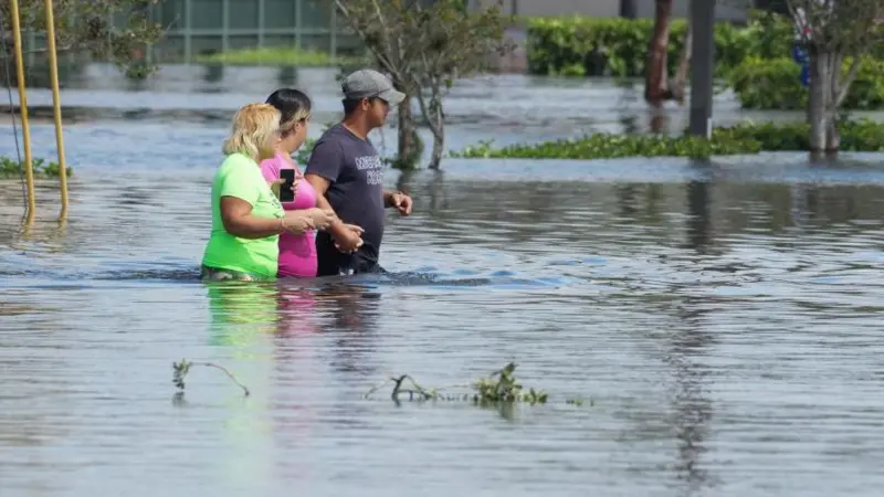 Casi 3 millones de personas sin luz, miles de evacuados y al menos 16 muertos: el saldo provisional que deja el huracán Milton a su paso por Florida