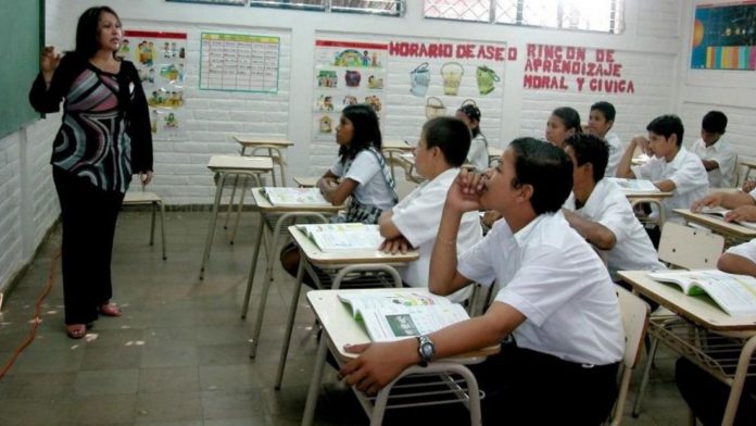 Maestros venezolanos reiteran su solicitud de aumento salarial del 600% y denuncian precariedad en las escuelas