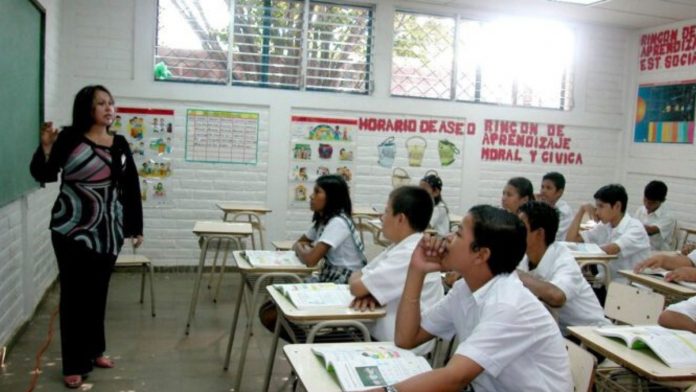 MinEducación asegura que “no está solicitando la renuncia” de docentes con doble turno