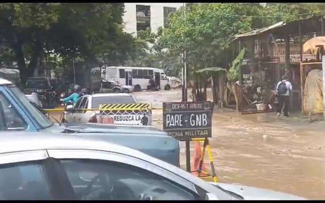 Lluvias causaron anegaciones y generaron retraso vehicular en La Guaira