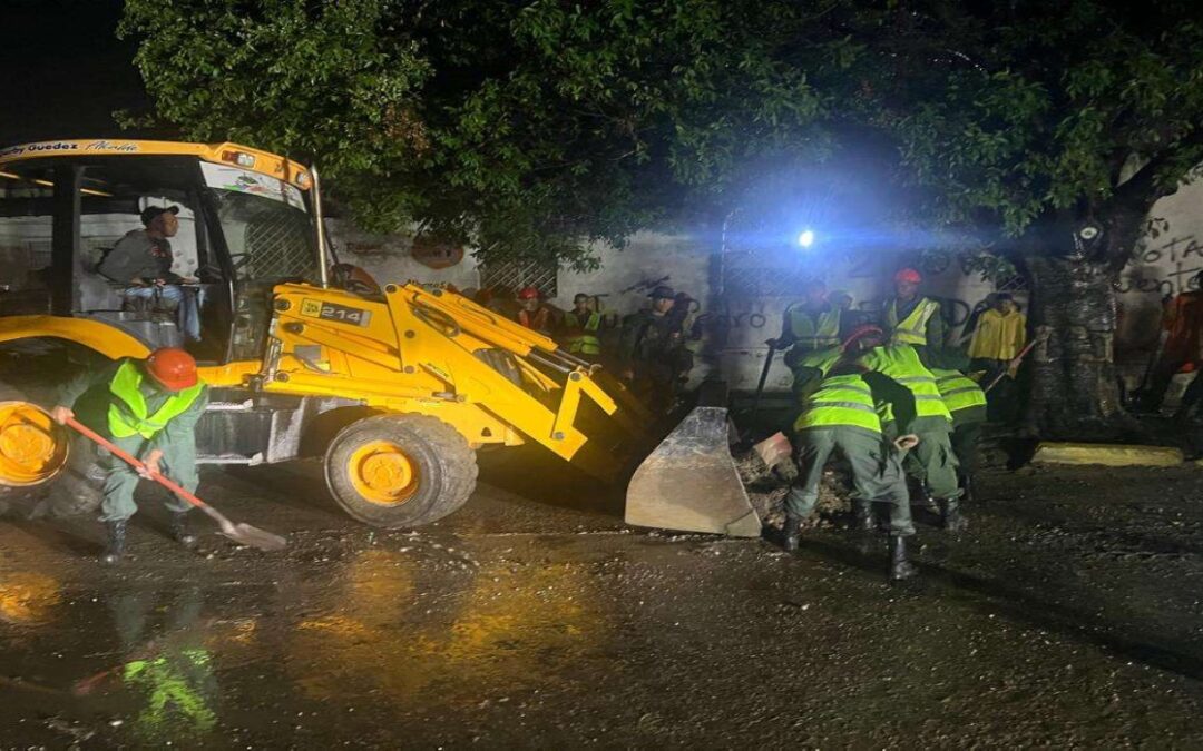 Realizan despliegue nocturno para atender inundaciones por lluvias en Lara