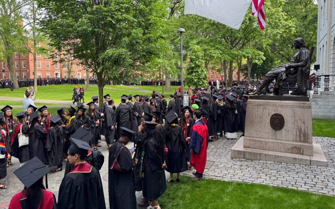 Harvard celebra entre emotivos discursos su ceremonia de graduación aunque empañada por arremetida de Trump