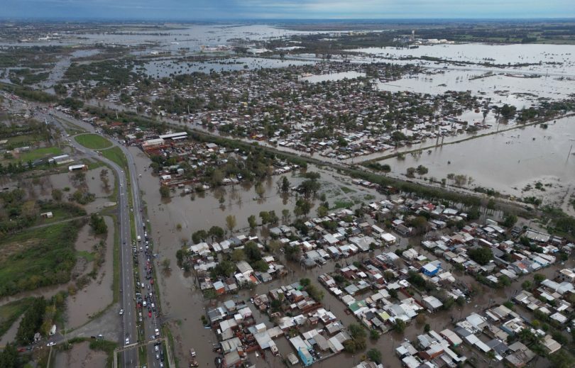 Fuertes lluvias en Argentina obligan a miles a abandonar sus hogares