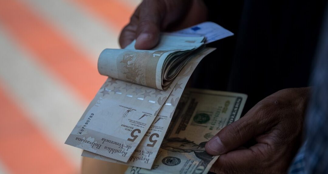 La mayor devaluación del año: el bolívar cayó 20% frente al dólar en abril