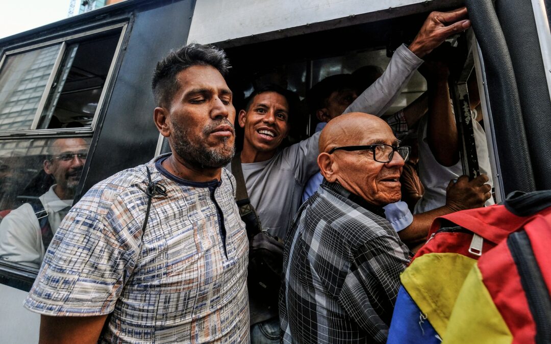 Transportistas de Venezuela piden anclar el pasaje al dólar: «Es complicado cobrar 25 bolívares»
