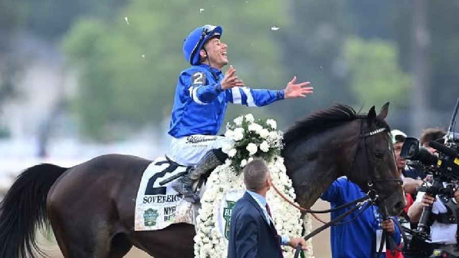 El venezolano Junior Alvarado conquista el Belmont Stakes y nuevamente hace historia en la hípica estadounidense