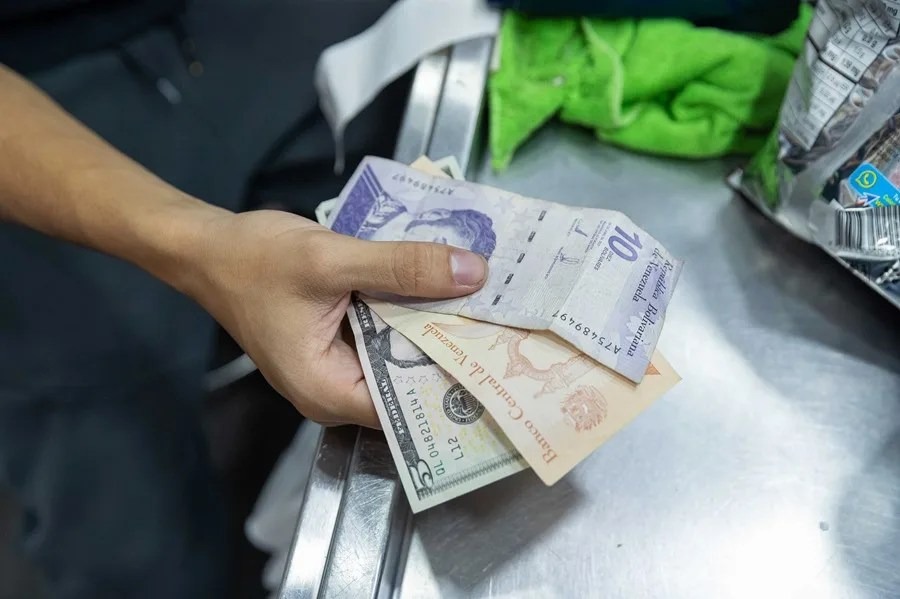Venezuela despliega fiscales para verificar el uso del dólar oficial en los comercios