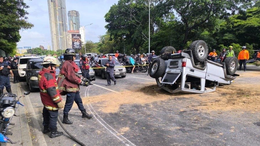 Accidente en la autopista Gran Cacique Guaicaipuro deja 6 lesionados y un fallecido