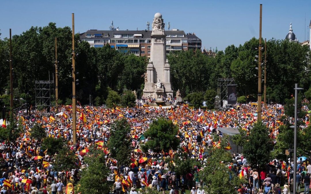Cientos de miles de españoles claman contra la corrupción del gobierno de Pedro Sánchez en Madrid y le exigen elecciones