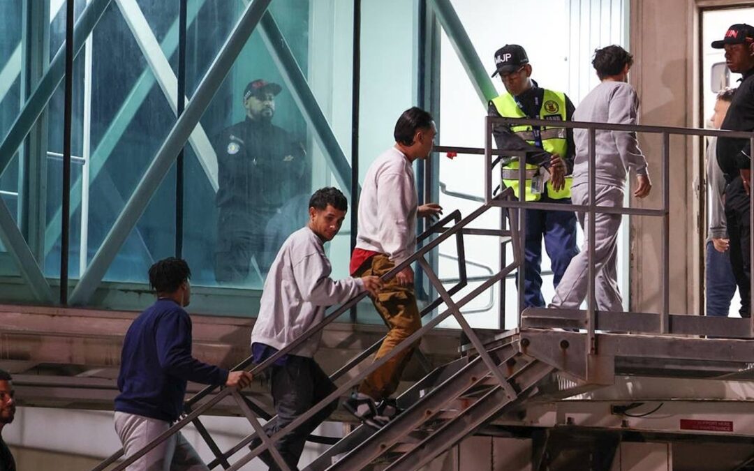 Retornaron 152 migrantes venezolanos deportados por EE UU en un vuelo desde Honduras