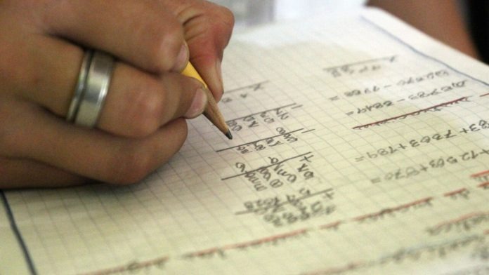 Crisis educativa: Más del 70% de los estudiantes reprueban matemáticas, comprensión lectora y habilidades verbales