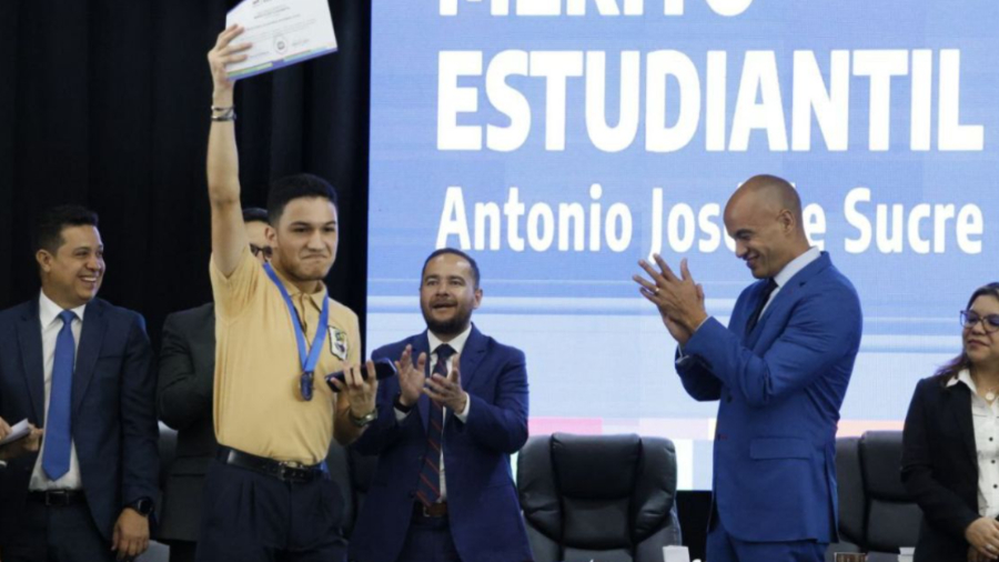 Gobierno Nacional homenajeó a los 167 bachilleres con los promedios más altos del país