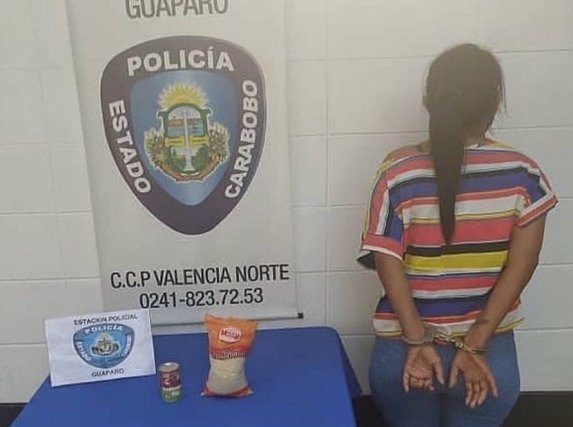 Le pusieron los ganchos a una mujer por robar un paquete de arroz y una lata de sardinas