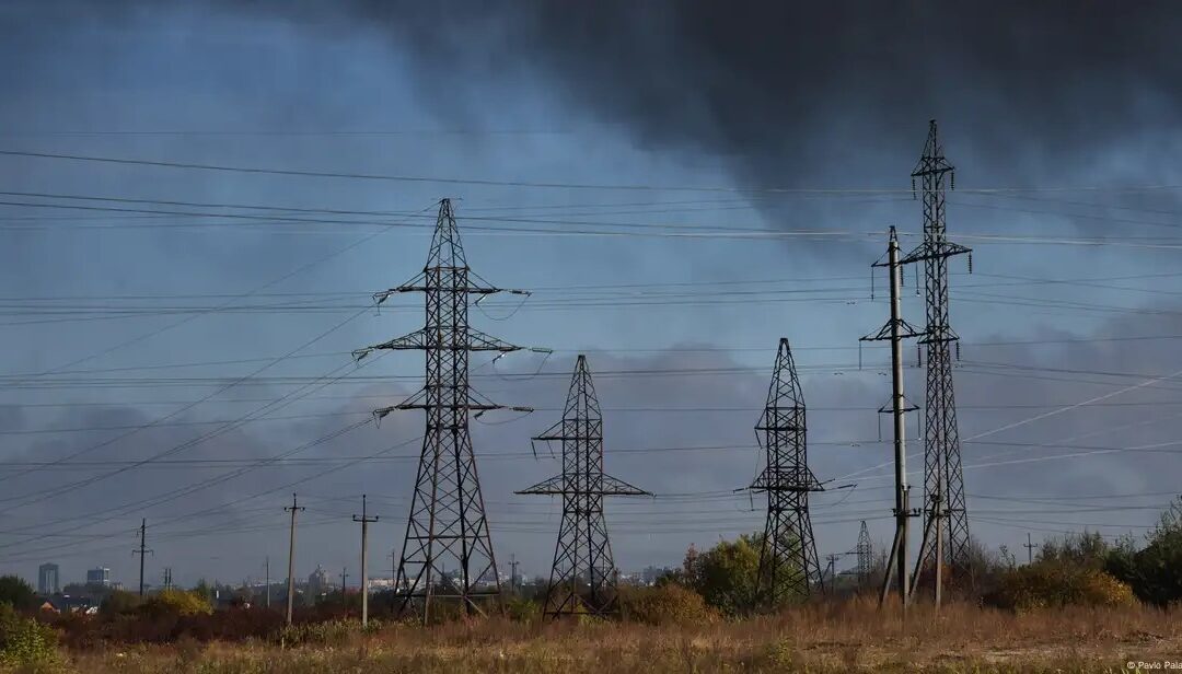 Ataques rusos dejan 100.000 hogares sin luz en Ucrania