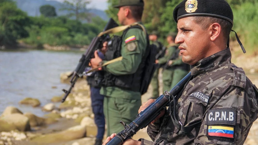 Venezuela refuerza su presencia militar en la frontera con Colombia