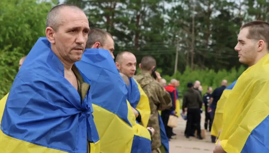 Rusia y Ucrania canjean más de 80 prisioneros de guerra