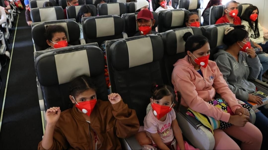 Llegan 313 migrantes venezolanos desde México en un vuelo de Vuelta a la Patria este jueves