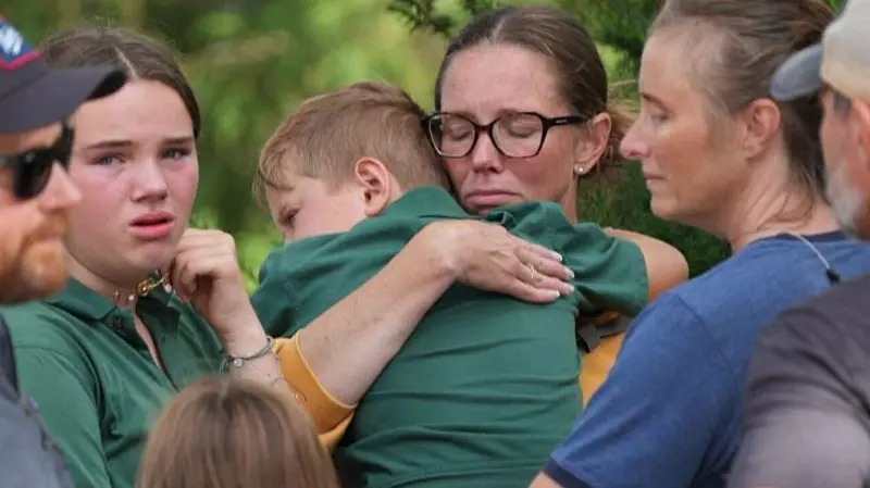 «Estaban rezando»: 2 niños muertos y otras 17 personas heridas en un tiroteo en una iglesia de una escuela católica de EE.UU.