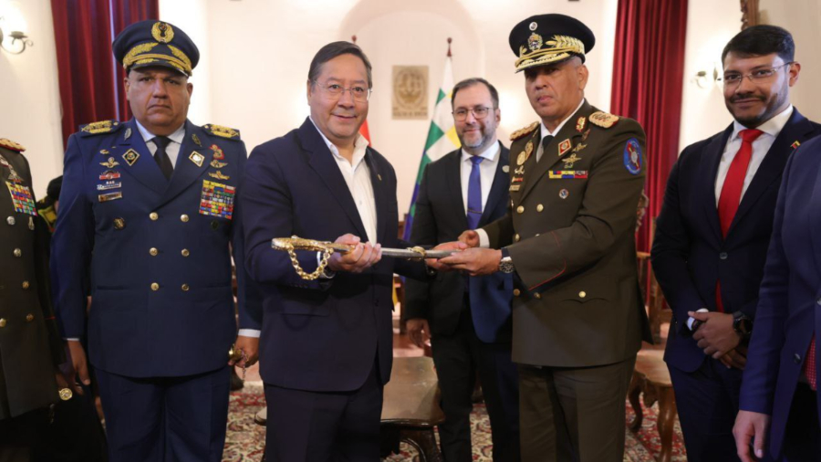 Venezuela entregó réplica de espada del General Rafael Urdaneta al presidente de Bolivia.