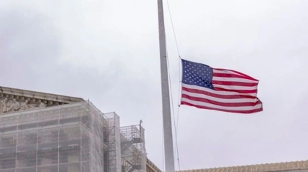 Trump ordena ondear a media asta las banderas del país por el asesinato de Charlie Kirk