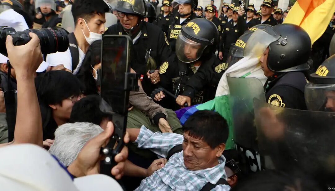 Varios heridos por disturbios durante una protesta en Perú