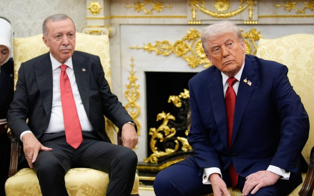 Trump se reunió con presidente de Turquía en la Casa Blanca: le pidió no comprar petróleo ruso y le prometió acabar con las sanciones “pronto”